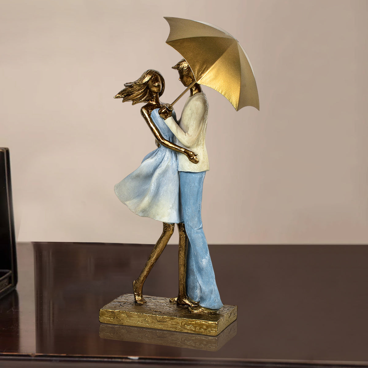 Embrace Couple Under Umbrella Statue for Table Decoration Showpiece